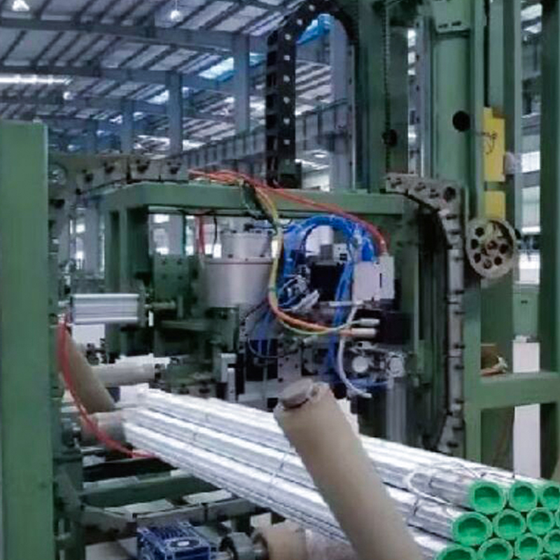 Machine voor het stapelen en omsnoeren van buizen Machine voor het stapelen en omsnoeren van buizen